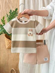 SHEIN Vintaside Kids 2件套幼儿男童时尚黑白条纹华夫格针织面料口袋圆领短袖T恤和黑色弹力腰字母贴片短裤套装，夏季 - 棕色 - 查看 4