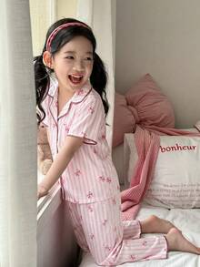 SHEIN Bộ đồ ngủ ngắn tay dáng rộng thoải mái bằng vải dệt, kiểu dáng tối giản, có nơ và sọc, cài cúc cổ ve áo, dành cho bé gái của Dozemod, gồm 2 món. - Hồng - Xem 5