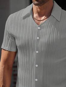 Manfinity Homme 男士夏季休闲基础款纹理前扣短袖衬衫和裤子套装 - 灰色 - 查看 6
