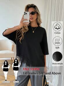 SHEIN Tall CURVE 大尺碼女款高身長黑色T恤，蕾絲拼接不對稱下擺休閒上衣，秋季商務休閒日常夏季穿搭，優雅柔軟 - 黑色 - 查看 1