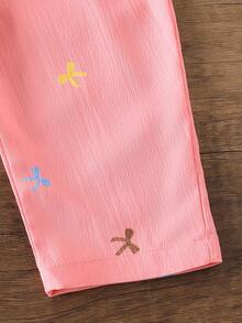 SHEIN Playful Pals 女婴/男女通用0-3岁春秋季蝴蝶印花褶皱面料围兜裤套装，休闲风格，胸前口袋装饰，适合户外玩耍休闲 - 粉色 - 查看 5