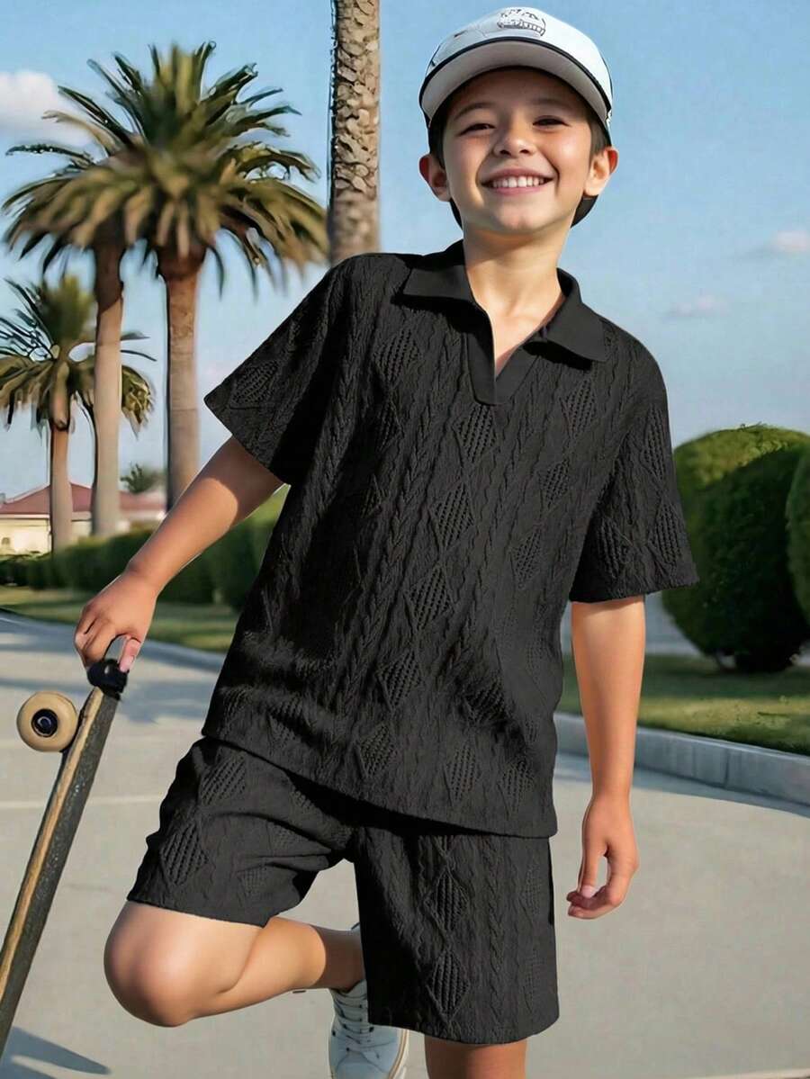 Conjunto de 2 piezas para niño preadolescente con camisa tipo polo de tela texturizada con cuello y cremallera, y pantalones cortos a juego de tela texturizada, estilo casual cómodo adecuado para salidas, fotografía callejera, fiestas, paseos por la ciudad - Negro - Ver 1