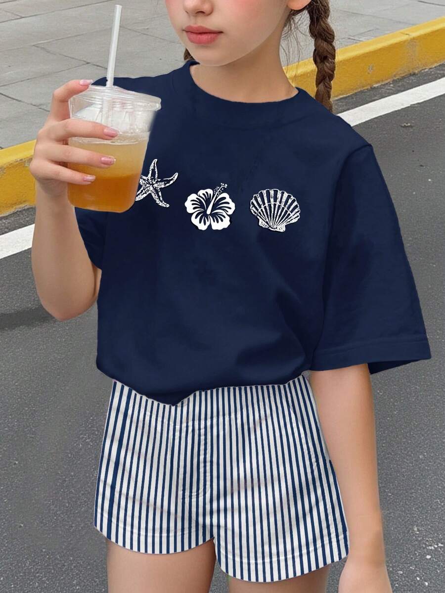 海军蓝复古花卉印花,芙蓉花、贝壳图案,少女休闲简约短袖圆领T恤,适合春夏日常穿着、街头风、外出、居家、度假、返校季等场合。春夏精选印花上衣,夏威夷风情T恤,沙滩T恤,夏季T恤。 - 彩色 - 查看 1