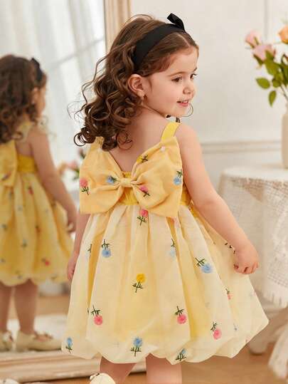 SHEIN Baby Girls' Ruffle Strap Floral Puff A-Line Dress. Featuring Ruffled Strap Design, 3D Bow At The Back, And Puff A-Line Lantern Skirt That Ensures Both Freedom Of Movement And Elegant Style. Suitable For Outings, Gatherings With Friends, And Family Celebrations, Making Your Baby The Center Of Attention.