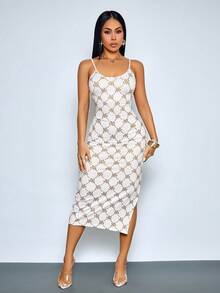 SOLERSUN 女士修身长款吊带连衣裙，侧开衩设计，饰有重复字母印花，适合日常穿着。 - 白色 - 查看 1