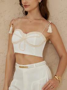 Aveloria Modichic 白色，绳结系带设计，流苏装饰，手工编织元素，短款设计，3D立体剪裁，轻盈面料，波西米亚风格，适合海滩度假、音乐节、夏季派对、沙滩漫步、户外活动，展现自由奔放、魅力十足的个性风采。女士休闲度假风亚麻拼接露脐抹胸上衣 - 白色 - 查看 1