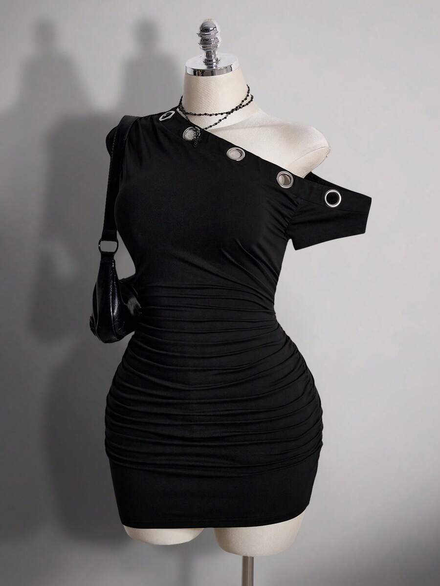 SHEIN ICON 大码女式不对称肩部金属镂空连衣裙 - 黑色 - 查看 1