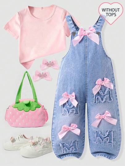 Quần yếm denim dáng suông dễ thương, ngọt ngào, mềm mại cho bé gái, màu xanh nhạt, dây đeo có thể điều chỉnh, ống quần rộng thẳng, thêu chữ M, trang trí nơ hồng, thích hợp mặc hàng ngày, đi học, dã ngoại.