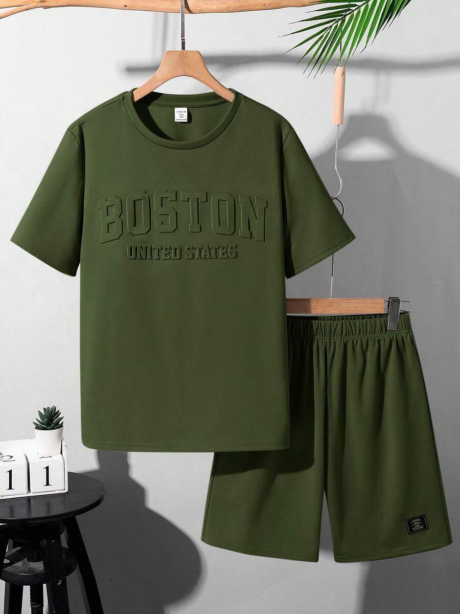 SHEIN Set de 2 piezas de camiseta de manga corta con cuello redondo y pantalones cortos con gráfico de letra 3D en relieve para adolescentes varones, adecuado para ir y venir, la escuela, el uso casual diario, deportes, primavera/verano - Verde militar - Ver 1