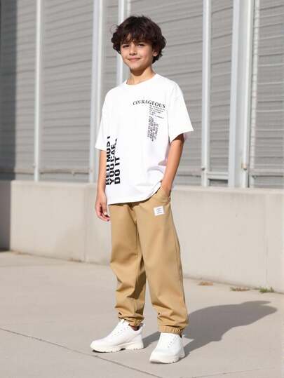 男童印花T恤套装（2件），包含T恤和卡其裤，面料柔软舒适，适合外出、拍照、上学、运动等各种场合，是大男孩夏季必备单品。