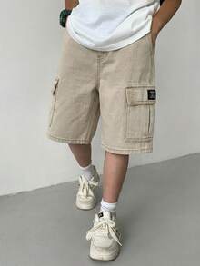 SHEIN Little Byeori 青少年男孩時尚返校街頭風休閒百搭設計 Y2K 復古酷感工裝口袋寬鬆舒適牛仔短褲 柔軟日常穿搭 夏季狂歡節與海灘日穿搭 - 卡其色 - 查看 6
