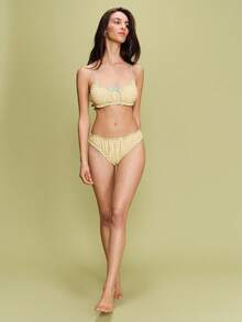 lacRébo Conjunto de bikini con textura de cuadros amarillo y Top de bikini tipo bralette con volantes en el bajo en color azul cielo con costuras fruncidas - Amarillo - Ver 5