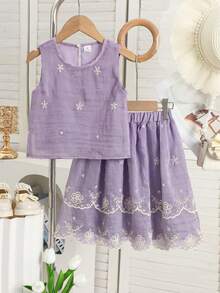 SHEIN Vintaside Kids 这款少女清新森林风紫色无袖套装，采用轻盈的亚麻面料，柔软亲肤。上衣为圆领无袖设计，饰以白色花卉刺绣；下装为配套半身裙，配有松紧腰带，方便穿脱，裙身点缀着白色镂空刺绣和荷叶边下摆，整体风格精致优雅。适合日常穿着、上学、周末郊游、公园散步、家庭聚会等场合，轻盈透气，是春夏的理想之选。 - 紫色 - 查看 5