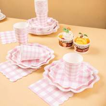 Platos cuadrados desechables con pétalos en forma de cuadros rosas, servilletas, vasos de papel, set de suministros desechables para fiestas, adecuado para 16 invitados, apto para cumpleaños, bodas, fiestas temáticas, picnics familiares, utensilios desechables para fiestas - Ver 4
