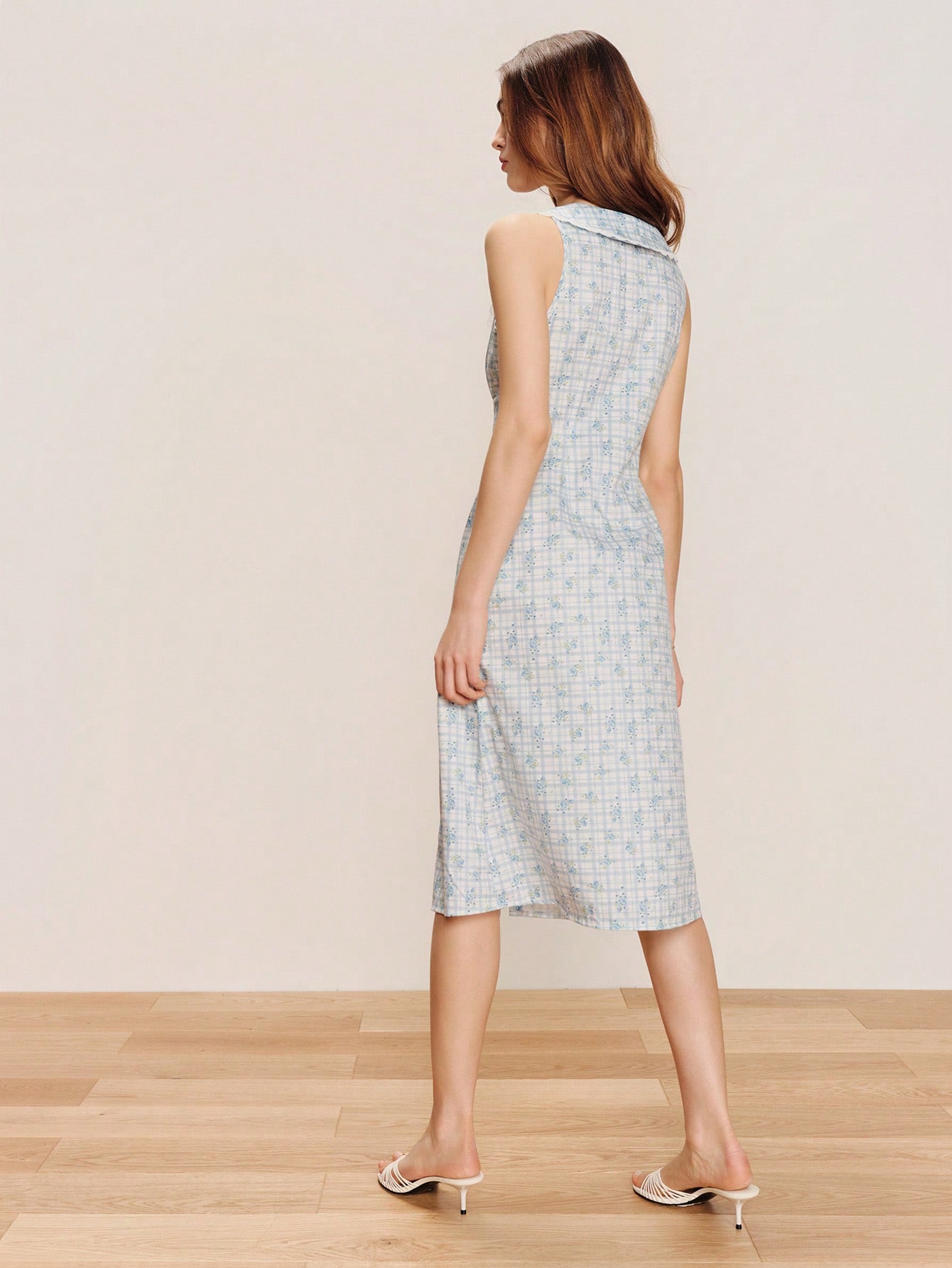 Vestido midi coqueto de primavera/verano con escote de princesa y estampado a cuadros con volantes