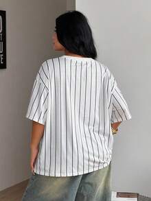 Coolane 女士加大码夏季宽松包容性尺码沙滩圆领短袖字母条纹印花休闲上衣，假日 - 黑與白 - 查看 3