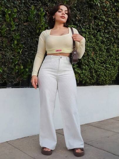 Lupita Cardoza Weiße Damenjeans mit weitem Bein und Taschen, locker geschnitten, lässig und vielseitig. Modische weiße Denim-Jeans mit weitem Bein und einzigartigem Rautenmuster. Weiße Freizeithose für Damen. Karohose. Weiße Jeans mit Karomuster.