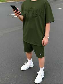 SHEIN Set de 2 piezas de camiseta de manga corta con cuello redondo y pantalones cortos con gráfico de letra 3D en relieve para adolescentes varones, adecuado para ir y venir, la escuela, el uso casual diario, deportes, primavera/verano - Verde militar - Ver 7