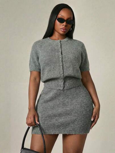 Radiana 大码女装春夏优雅毛绒纱线两件套，圆领修身开衫搭配同色半裙，适合街头风、办公室曲线裙装套装，灰色两件套，适合舞会、情人节、办公室、新年夜、圣诞节等场合，适合街头风、都市风、性感办公室女郎、度假装、通勤装、商务装、复古风、派对装、度假装、郊游装、老钱风、层次感丰富的款式、正式场合、休闲装。