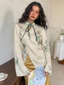 EastFlair Áo sơ mi nữ kiểu Trung Quốc với họa tiết thực vật, vạt áo bất đối xứng. - Màu be - Xem 3