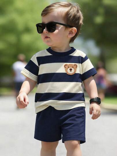 SHEIN 0-3岁婴幼儿男女通用夏季蓝杏条纹圆领短袖上衣搭配纯蓝色短裤套装，休闲运动风，适合户外、室内玩耍、亲子活动、夏季派对等场合。