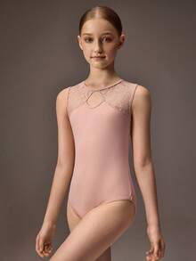 Áo liền quần ren hồng cho bé gái tuổi teen, chất liệu vải mềm mại co giãn cao, viền ren hồng trang trí tạo vẻ ngoài dễ thương và thanh lịch, phù hợp cho tập múa ba lê và thể thao. - Hồng - Xem 6