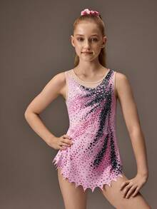 一件式少女无袖体操服，可爱粉色渐变印花，点缀闪亮水钻，不规则下摆，亲肤贴身防走光设计，非常适合艺术体操、学校舞蹈比赛及日常穿着。 - 淺粉色 - 查看 3