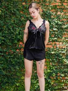 Ananda Vibes Top camiseta sin mangas con lazo frontal y patrón de rosa de encaje para mujer - Negro - Ver 3