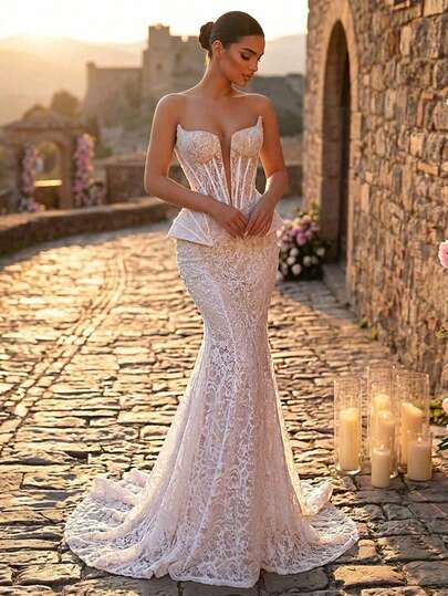 Glamrae Elegante vestido de novia blanco de lujo con bordado 3D, lentejuelas, encaje romántico, escote profundo en V sin tirantes, panel frontal transparente, adorno de espina de pescado en los lados, diseño novedoso de cola de pez con cola extra larga, adecuado para bodas, fiestas y vacaciones