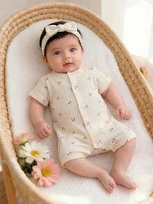 SHEIN Pelele de algodón suave para bebé niña recién nacido, conjunto casual y deportivo, estampado digital de cerezas, cuello redondo, botón a presión, cómodo y lindo, adecuado para 0-1 año, Pascua - Beis - Ver 1