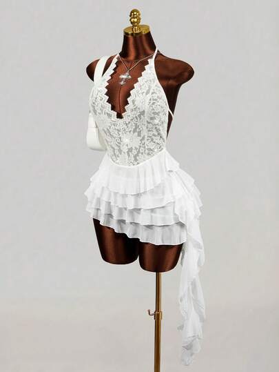 Mistrie 2026春夏新款女装连衣裙，甜美、性感又浪漫，采用深V领和露背蕾丝针织设计，饰有层叠荷叶边，不对称下摆点缀着飘逸的缎带，短款设计。挂脖式领口，适合度假、约会和返校派对等场合，是年轻女孩的理想之选。