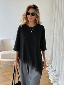 SHEIN Tall CURVE 大尺碼女款高身長黑色T恤，蕾絲拼接不對稱下擺休閒上衣，秋季商務休閒日常夏季穿搭，優雅柔軟 - 黑色 - 查看 4
