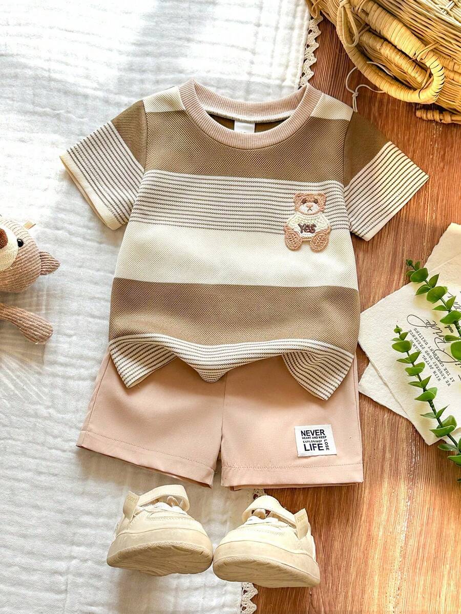 SHEIN Vintaside Kids 2件套幼儿男童时尚黑白条纹华夫格针织面料口袋圆领短袖T恤和黑色弹力腰字母贴片短裤套装,夏季 - 棕色 - 查看 1