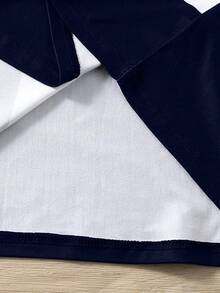 SHEIN Bộ 2 món dành cho nam thiếu niên, gồm áo thun ngắn tay in sọc thời trang và quần short thể thao đơn giản, phù hợp cho mùa hè và nhiều mùa khác. - Màu xanh lam - Xem 4