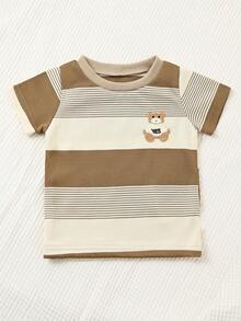 SHEIN Vintaside Kids 2件套幼儿男童时尚黑白条纹华夫格针织面料口袋圆领短袖T恤和黑色弹力腰字母贴片短裤套装，夏季 - 棕色 - 查看 8