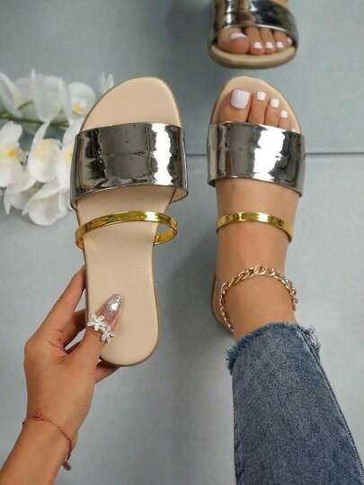 Sandalias planas de moda para mujer diseñadas especialmente para brindarte comodidad y estilo en tus días cálidos. Su diseño destaca por una banda ancha combinada con una tira superior en acabado metálico que le da ese aire moderno y chic que te hará resaltar en cualquier ocasión.