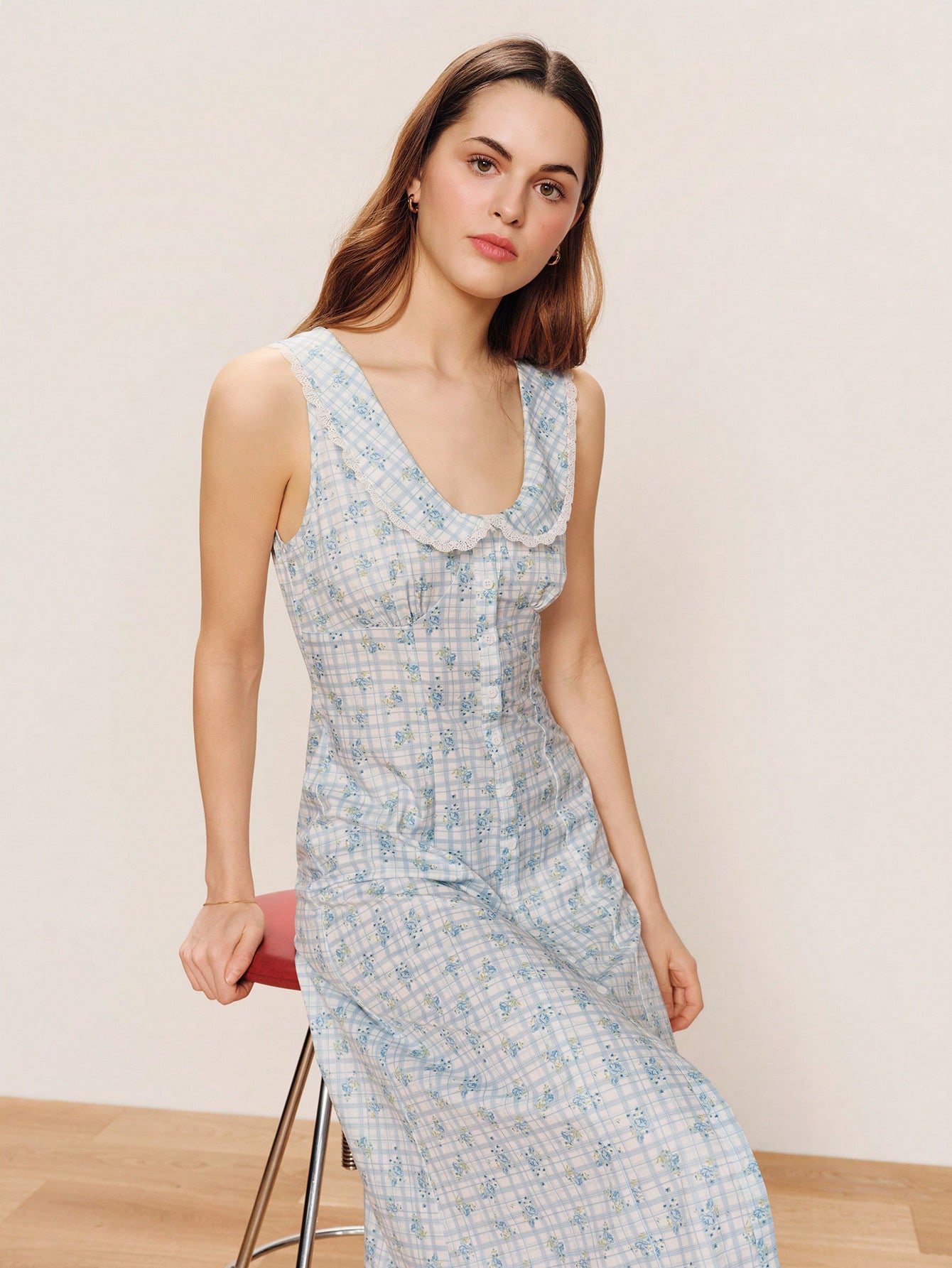 Vestido midi coqueto de primavera/verano con escote de princesa y estampado a cuadros con volantes