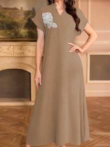Al Najma Vestido elegante con cuello Mandarín, mangas raglán y bordado floral en el cuello - Marrón - Ver 6