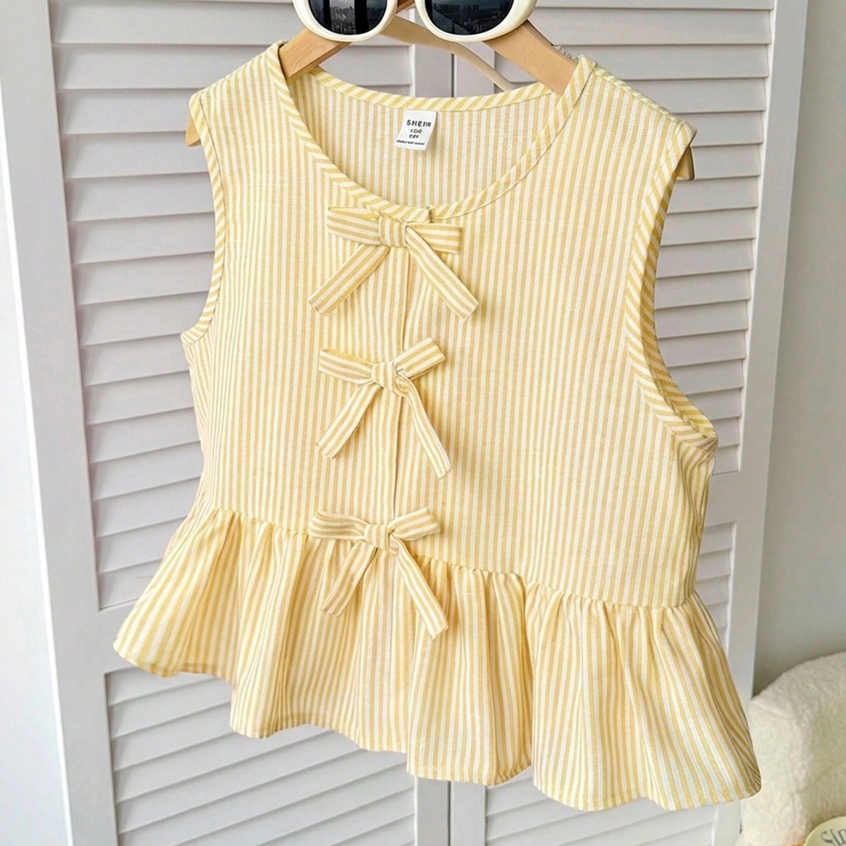 Top de tirantes con lazo y rayas amarillas para niñas preadolescentes, uso casual y versátil para todos los días