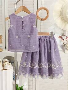 SHEIN Vintaside Kids 这款少女清新森林风紫色无袖套装，采用轻盈的亚麻面料，柔软亲肤。上衣为圆领无袖设计，饰以白色花卉刺绣；下装为配套半身裙，配有松紧腰带，方便穿脱，裙身点缀着白色镂空刺绣和荷叶边下摆，整体风格精致优雅。适合日常穿着、上学、周末郊游、公园散步、家庭聚会等场合，轻盈透气，是春夏的理想之选。 - 紫色 - 查看 3