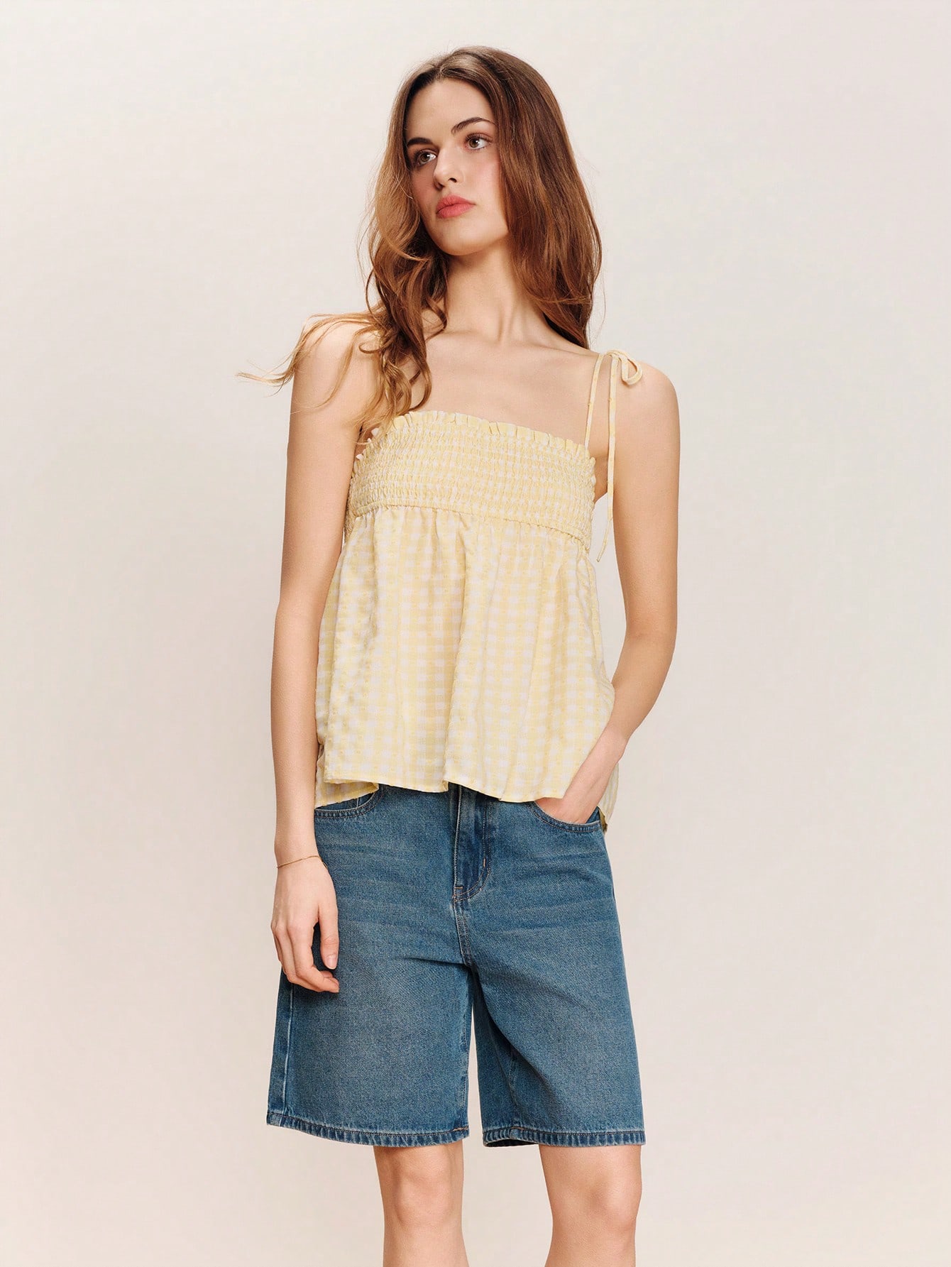 Luźny żółty top w kratkę gingham na ramiączkach, marszczona biust, idealny na wiosenne i letnie wyjścia