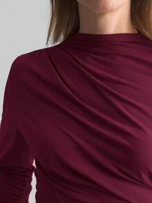 Ontre Áo nữ dáng dài tay cổ tròn màu đỏ tía trơn, thiết kế bất đối xứng, cài cúc kim loại ở eo, kiểu dáng thường ngày, phù hợp cho công sở, đi làm hoặc sinh hoạt hàng ngày. Trang phục công sở thanh lịch. - Màu Đỏ Sâu - Xem 3