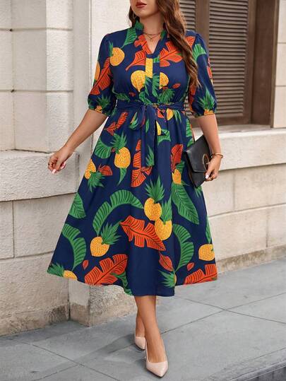 SHEIN Clasi Vestido maxi de manga 3/4 con cuello en V, cintura con lazo y estampado de hojas a rayas en color marrón para mujer de talla grande. Vestido elegante y maduro con abotonadura frontal en contraste de color, efecto estilizante. Adecuado para volver al colegio, graduación, vacaciones, San Valentín, festivales de música, Día de la Madre, Halloween, Acción de Gracias, Pascua, Día Nacional, bailes, citas, fiestas, bodas, viajes al aire libre.