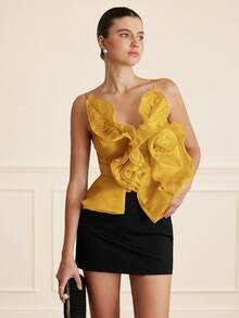 Aveloria Rosie 香槟金无袖上衣，轻盈透视质地，层叠荷叶边下摆装饰，细肩带设计，露肩性感款式，适合晚宴、派对和时尚场合，凸显腰部曲线，荷叶边下摆设计，丝滑闪亮面料。关键词：荷叶边下摆上衣，露肩设计，透视上衣，细肩带，波浪荷叶边下摆，丝绸上衣，晚礼服，性感时尚，派对。光泽浪漫飘逸荷叶边花卉装饰女士吊带背心。 - 黃色 - 查看 6