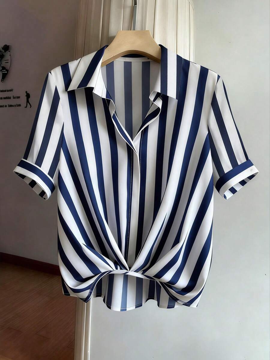SHEIN LUNE CURVE 大码蓝白条纹不对称下摆短袖休闲衬衫 - 彩色 - 查看 1