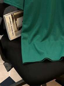 Manfinity Joysei 男士大尺寸口號印花對比領polo衫，芝加哥字母深綠色休閒polo衫 - 墨綠色 - 查看 4