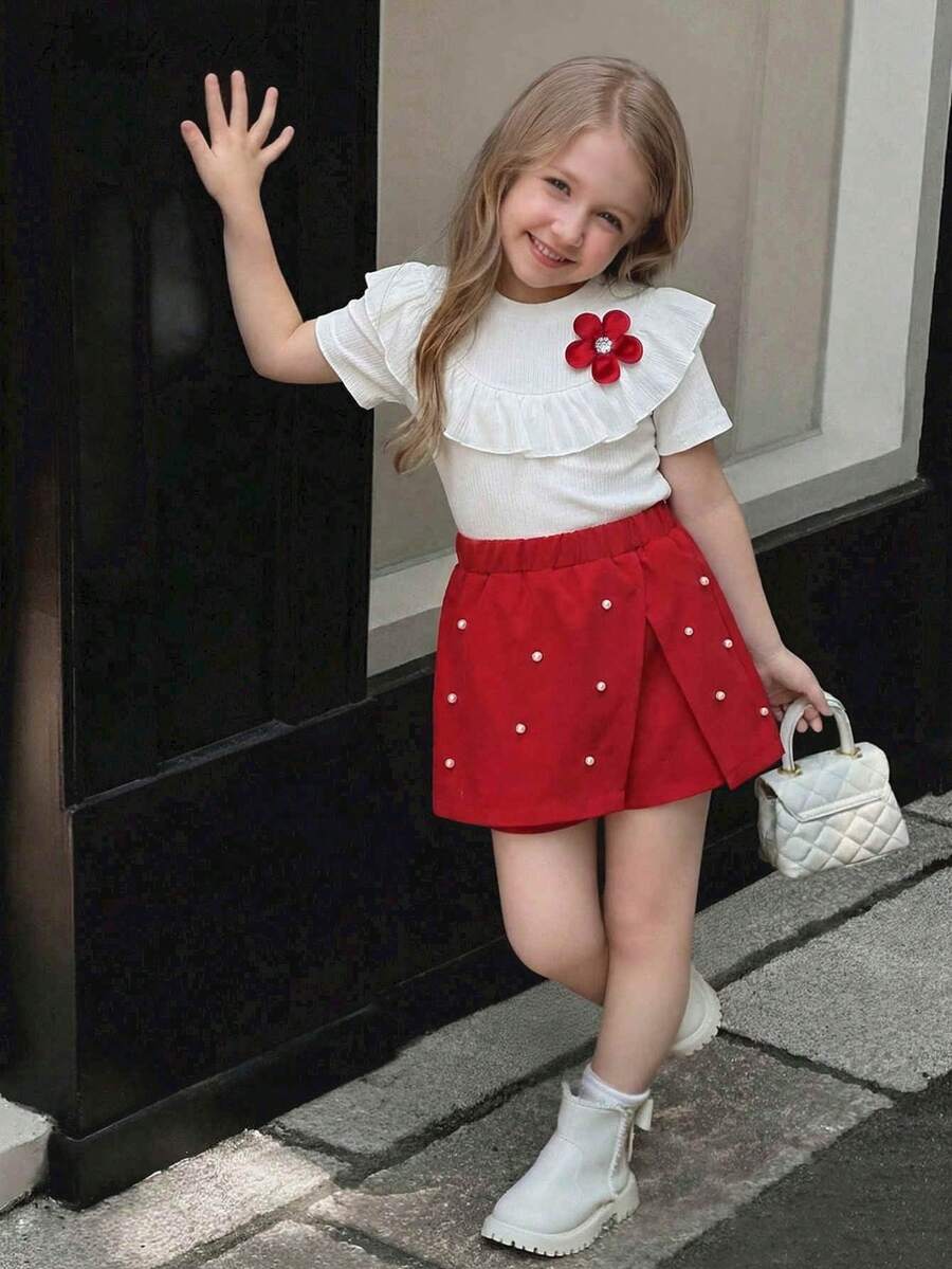 SHEIN Elladie kids 两件套女童休闲新款T恤套装，女童两件套，白色荷叶边领罗纹上衣配红色花朵胸针+红色珍珠装饰短裙套装，幼儿儿童优雅短袖上衣和高腰开衩短裙，适合派对、生日、休闲场合。女童衬衫，女童裙装，女童春季服装，女童套装，3-4岁女童每日穿搭，夏季服装……柔软连衣裙，魅力连衣裙，时尚正式连衣裙，基础款，度假风，派对装扮