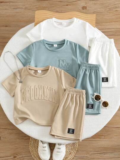 SHEIN 3件套儿童夏季服装，男童舒适休闲风金属项链装饰圆领短袖T恤上衣，搭配装饰短裤2件套，高性价比多件套，适合户外玩耍、街头摄影、派对、居家休闲等场合。