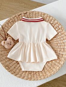 SHEIN Playful Pals 女婴休闲简约翻领字母印花连体衣，春夏款 - 白色 - 查看 2