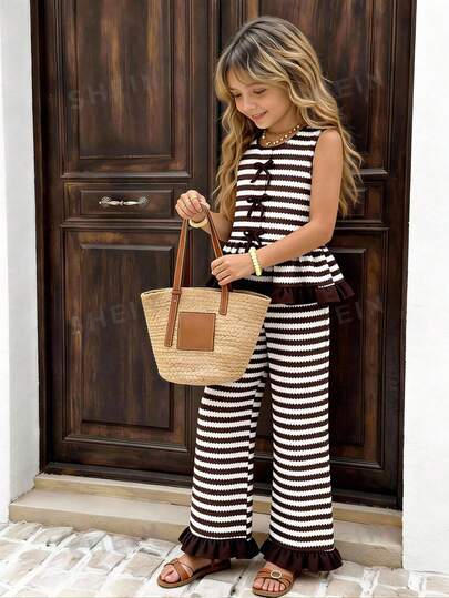 SHEIN Bộ đồ hai mảnh cho bé gái tuổi teen mùa xuân hè, kiểu retro, gồm áo vest không tay kẻ sọc nâu trắng và quần ống rộng. Trang trí nơ xếp ly. Chất liệu vải dệt kim kẻ sọc mềm mại và dễ phối đồ, mang phong cách Pháp nhẹ nhàng, thời trang, phù hợp cho mặc hàng ngày, đi chơi và du lịch.